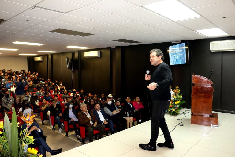 Imparten en FCA Saltillo la conferencia motivacional de Antonio Arguelles Díaz «Nadando contra Corriente»