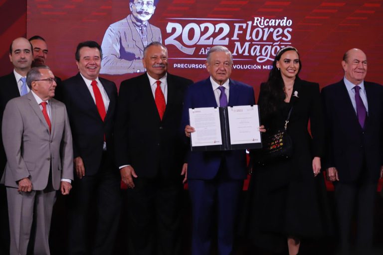 López Obrador y empresarios firman nuevo acuerdo contra inflación