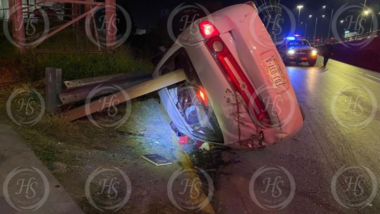 Muere aplastado por su auto, tras chocar y volcar