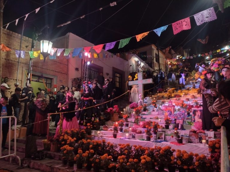 Viven saltillenses la tradición del Día de Muertos en Festival Ánimas del Desierto