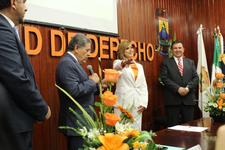 Adriana Centeno Aranda rinde protesta como directora de la Facultad de Derecho UA de C- UT