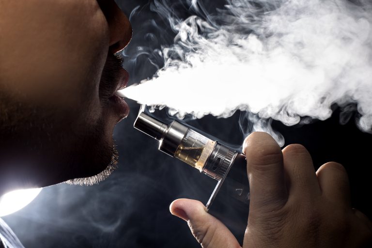 Advierte Cofepris sobre 30 sustancias peligrosas de vapeadores