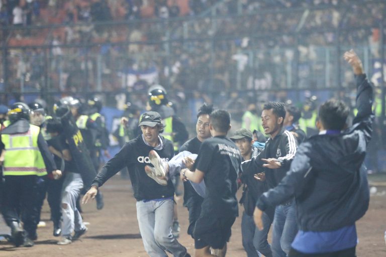 Aumenta a 131 cifra de muertos por estampida en estadio de fútbol en Indonesia