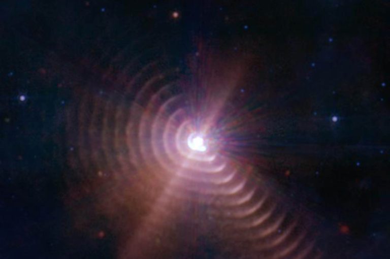 Capta el Telescopio Espacial James Webb imagen del polvo generado por el choque de vientos entre dos estrellas masivas