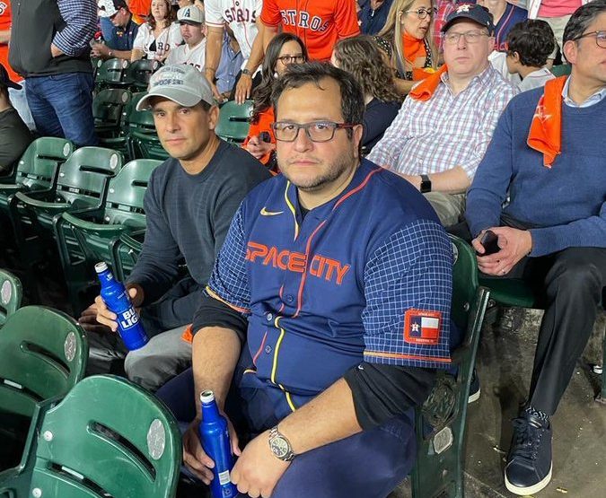 Captan al hijo de AMLO luciendo reloj de lujo en juego de béisbol