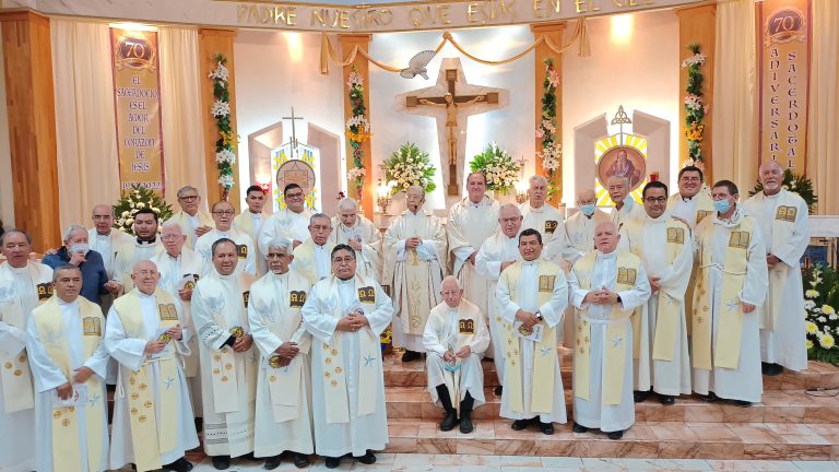 Con misa, celebra el Padre Humberto González 70 años de servicio sacerdotal