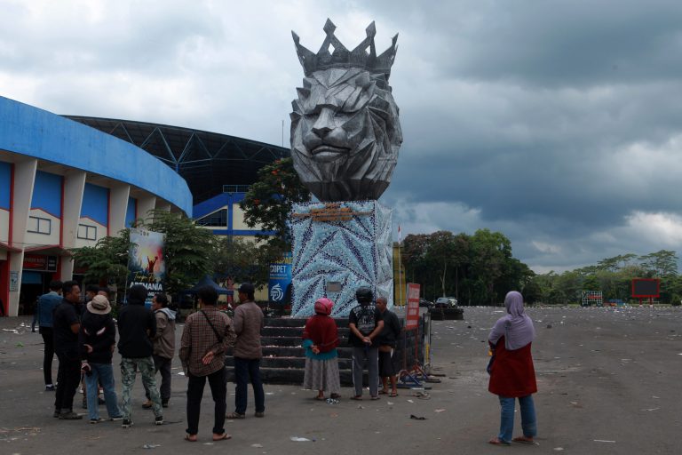 Demolerán estadio de Indonesia donde murieron más de 130 personas en una estampida