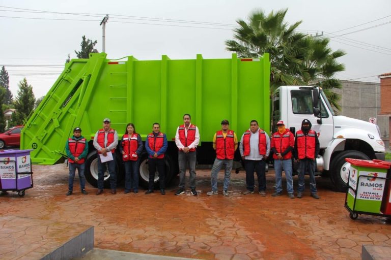 Entrega Chema Morales camión recolector de basura al Departamento de Servicios Municipales