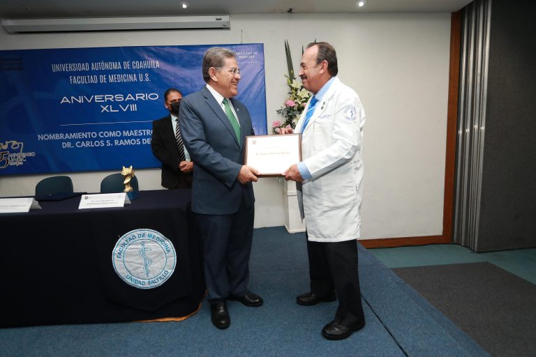 Entrega Facultad de Medicina de Saltillo nombramiento como Maestro Decano al Dr. Carlos S.  Ramos del Bosque