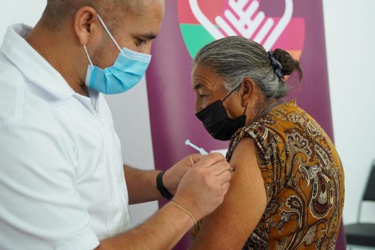 Inmunizan contra la influenza a más de 90 adultos mayores de Ramos Arizpe