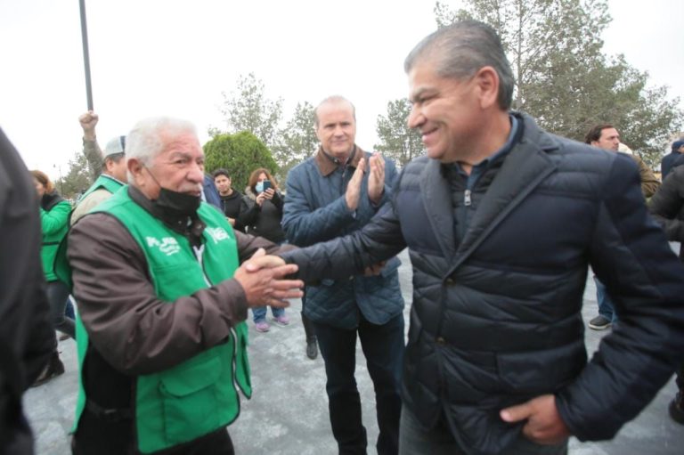 Junto al alcalde Chema Morales, entrega gobernador Miguel Riquelme plaza del Fraccionamiento Portales del Valle, en Ramos Arizpe