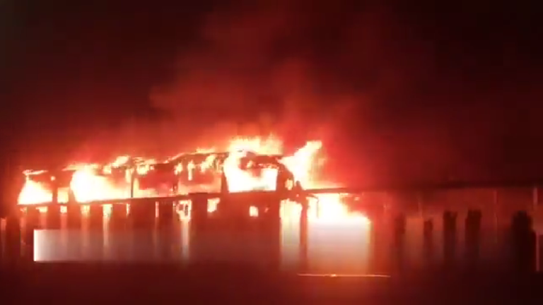 Ocho niños entre los 18 muertos tras incendio de autobús en sur de Pakistán