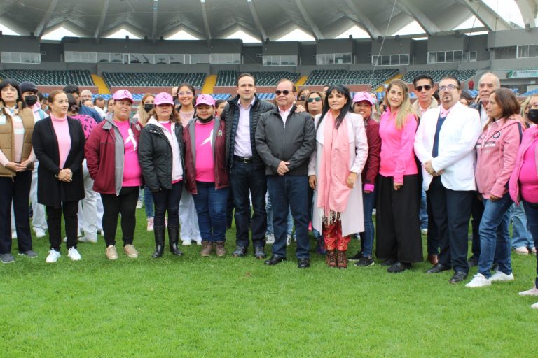 Participan en Saltillo en la formación del Lazo Rosa