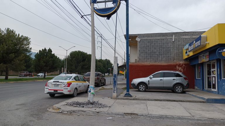 Peligran peatones por poste a punto de caer al sur de Saltillo