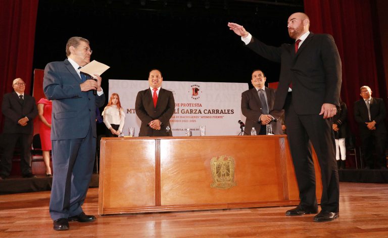 Rinde protesta Josué Elí Garza Carrales como director de la Escuela de Bachilleres “Ateneo Fuente”