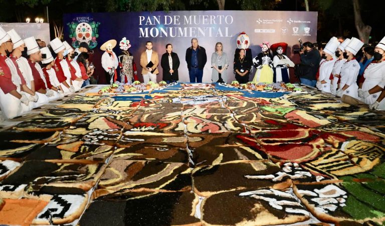 Cierra Gobierno de Saltillo Festival Ánimas del Desierto con pan de muerto monumental