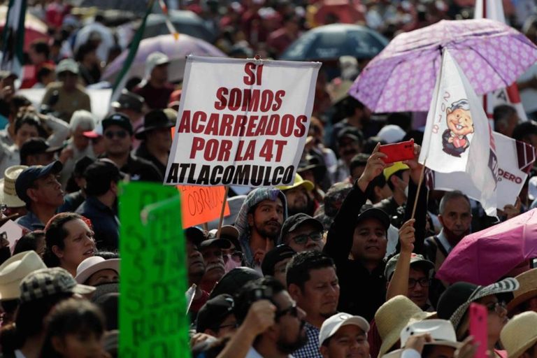 Mega acarreo en marcha de apoyo a AMLO
