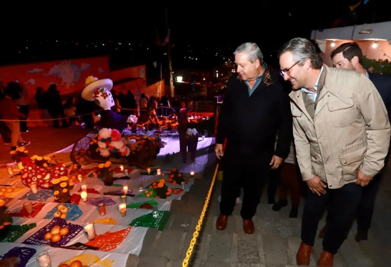 Visita Chema Fraustro altar monumental de muertos en Santa Anita