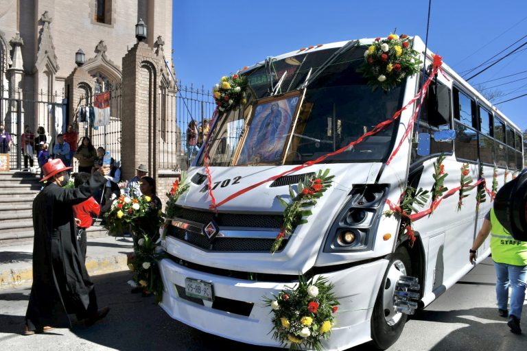 A bordo de vehículos, transportistas celebran a la Virgen de Guadalupe 