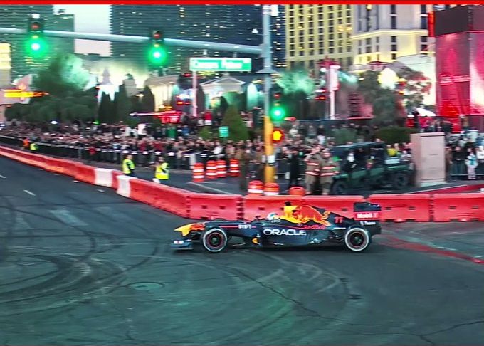 El show de «Checo» Pérez en calles de Las Vegas