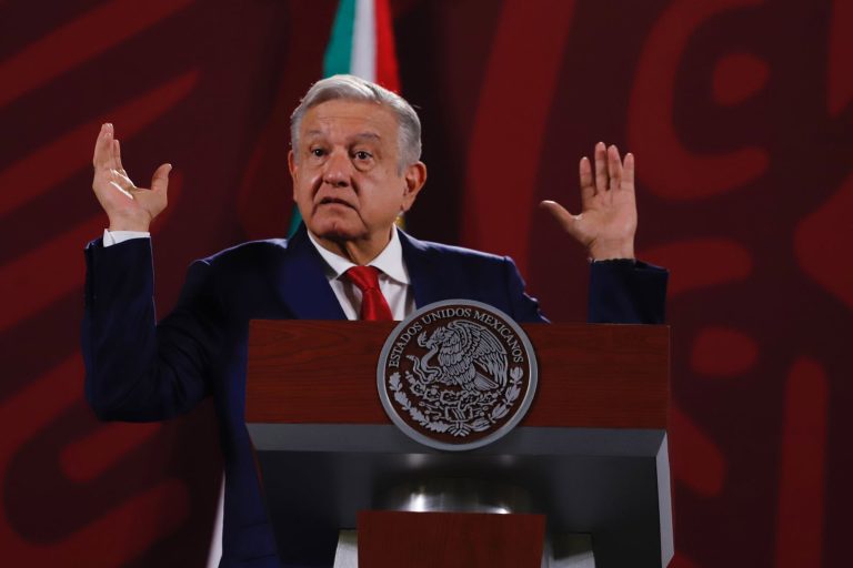 López Obrador califica marcha en favor del INE como un “striptease” político