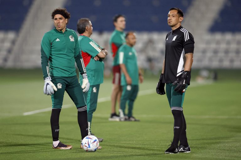 México vuelve a aislarse antes del debut