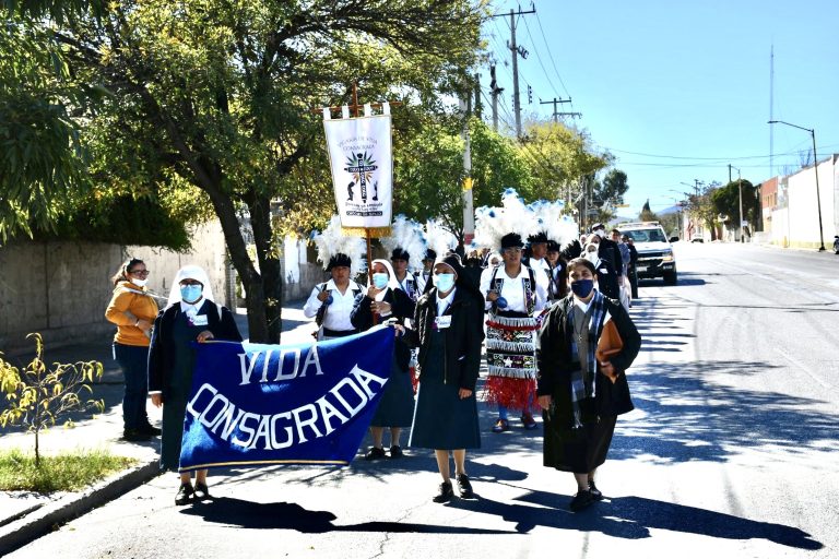 Miembros de Vida Consagrada realizan peregrinación 