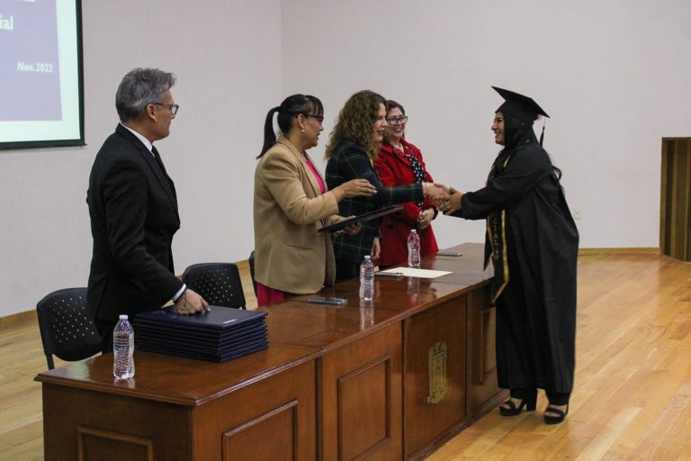 Reciben títulos profesionales los graduados de la Escuela de Ciencias de la Comunidad de la Unidad Torreón