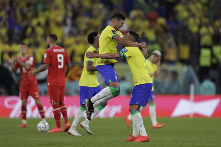 Casemiro manda a Brasil a octavos