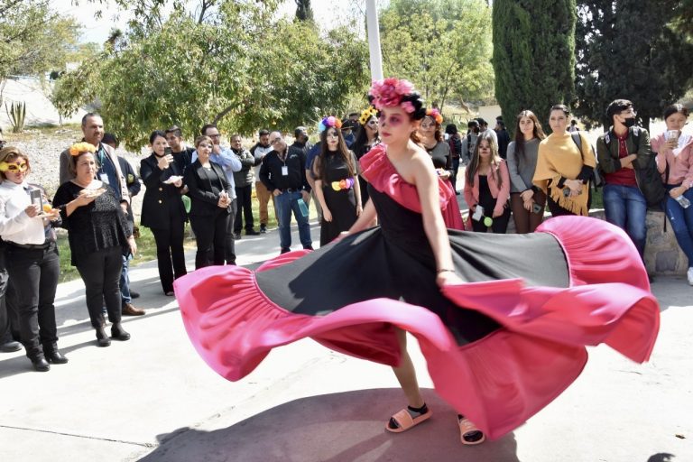 Celebran en UTC la vigésimo segunda muestra de altares de muertos 