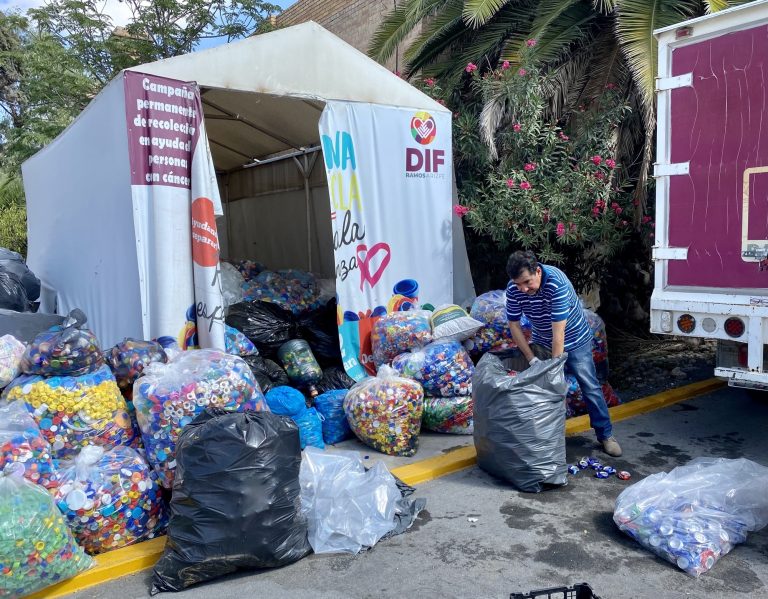 Colectan más de dos toneladas de tapitas en apoyo a mujeres con cáncer 