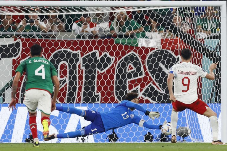 Con atajadón de Ochoa, México empata contra Polonia sin goles