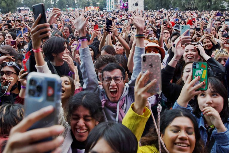 Emoción y ambiente en el Corona Capital: Fanáticos acuden