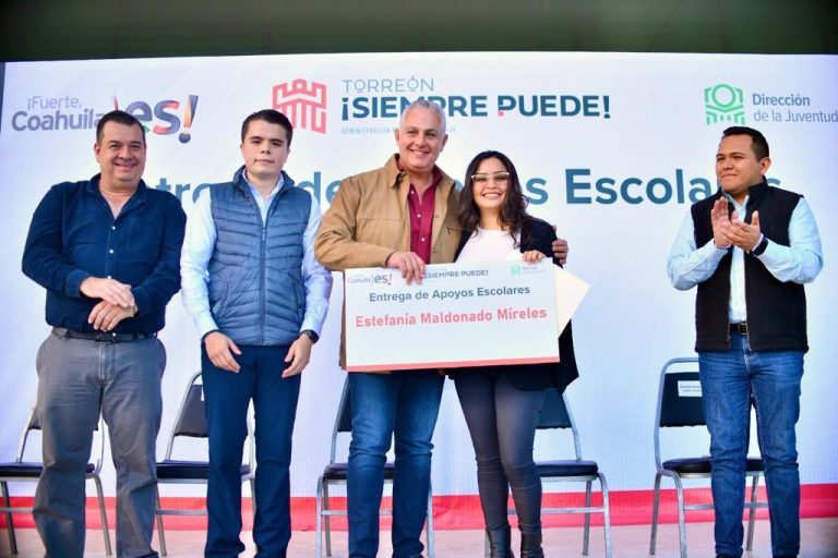 Entrega Alcalde de Torreón apoyos económicos a estudiantes para evitar la deserción escolar