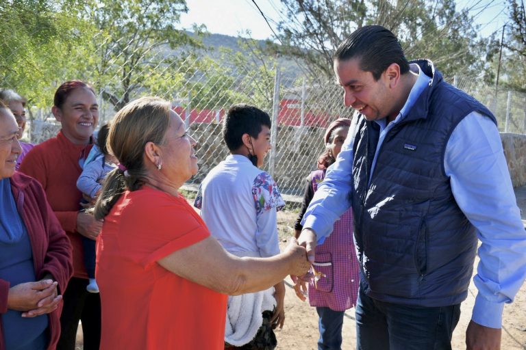 Entrega Chema Morales programa “Tú Eliges en la congregación San Miguel 