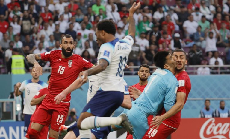 Entre protestas, vence Inglaterra 6-2 a Irán