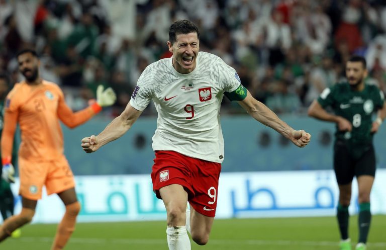 Polonia frena a Arabia al vencerla 2-0