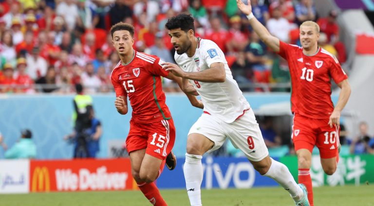 Irán sorprende a Gales en una prolongación de locura