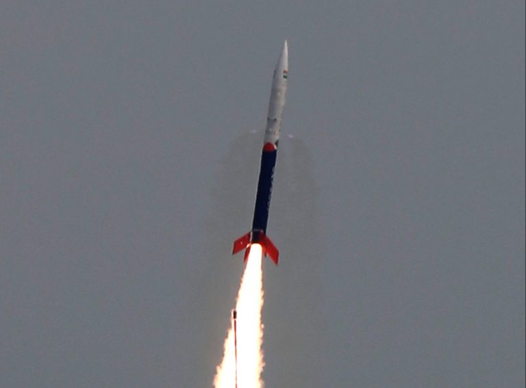 La India lanza su primer cohete espacial privado