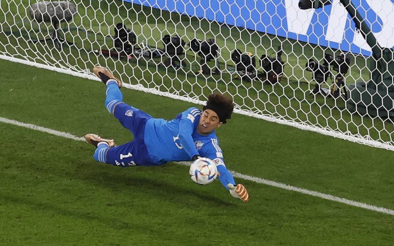 Las veces que Memo Ochoa se vistió de héroe en los mundiales