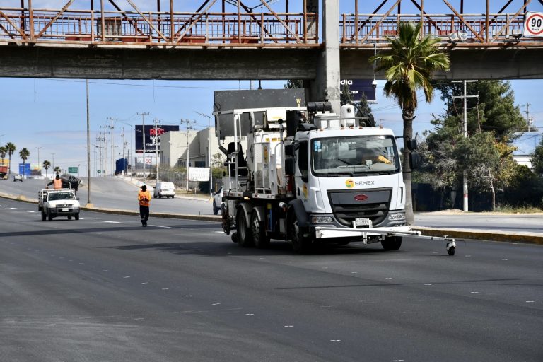 Mejoran seguridad vial con pinta de líneas divisoras en bulevar Miguel Ramos Arizpe 