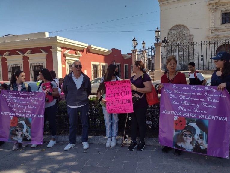 Piden justicia en Saltillo para la menor que se suicidó tras haber sufrido abuso por parte de un profesor