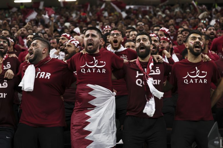 Qataríes abandonan a su selección después del primer tiempo