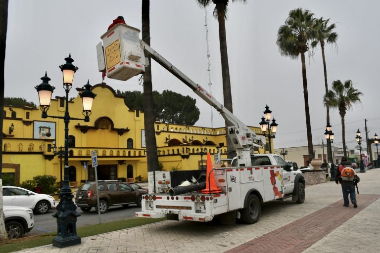 Renuevan en su totalidad alumbrado de la Plaza Principal de Ramos Arizpe