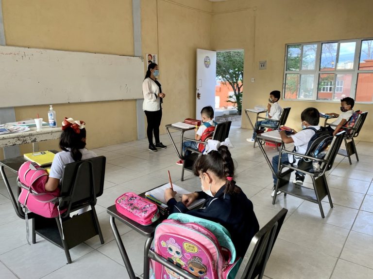 Seguirán abiertas puertas y ventanas de aulas este invierno