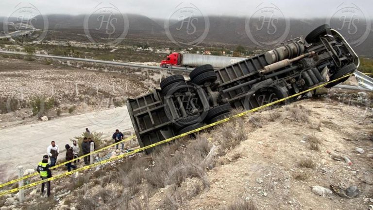 Vuelca camión con cerveza sobre la Saltillo-Monterrey; impiden rapiña