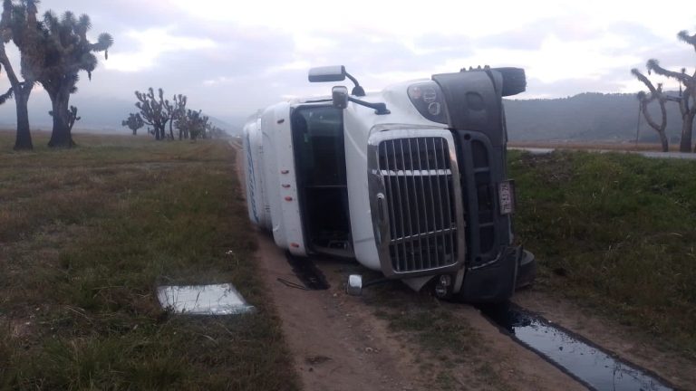 Vuelca tractocamión y policía de Arteaga libera al conductor