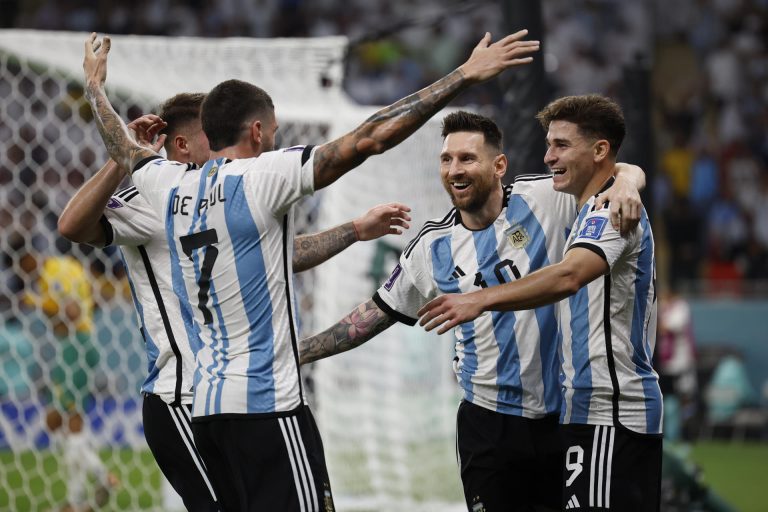 Messi alcanza los mil partidos y Argentina los cuartos de final   