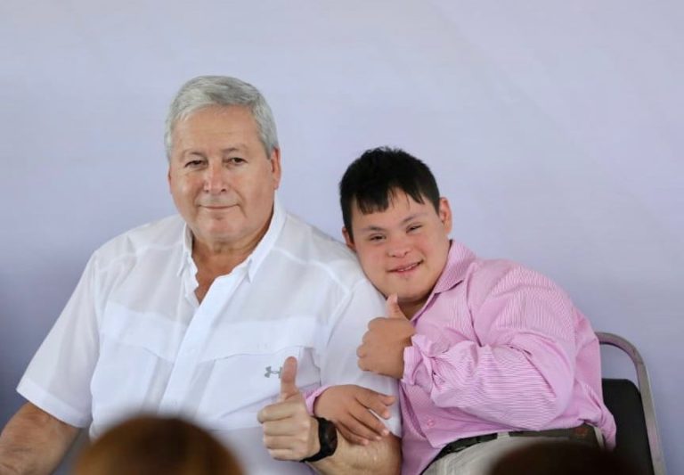 Fomenta Chema Fraustro integración y crecimiento con centros comunitarios