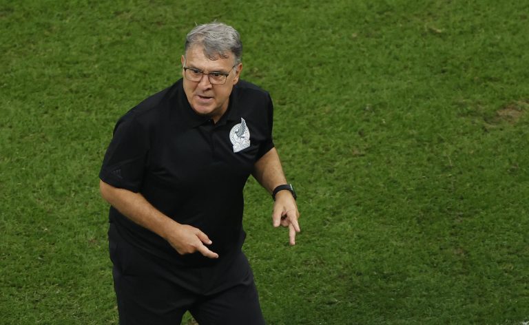 Gerardo Martino regresó a México entre empujones y reclamos